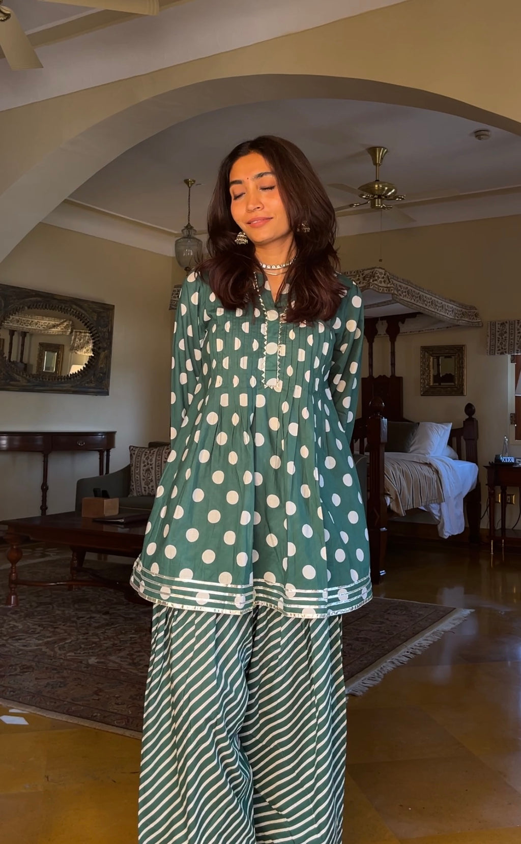 Yara Farshi set