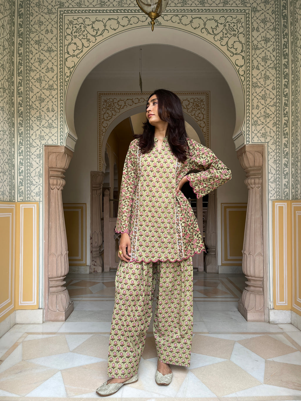Naveli Farshi set