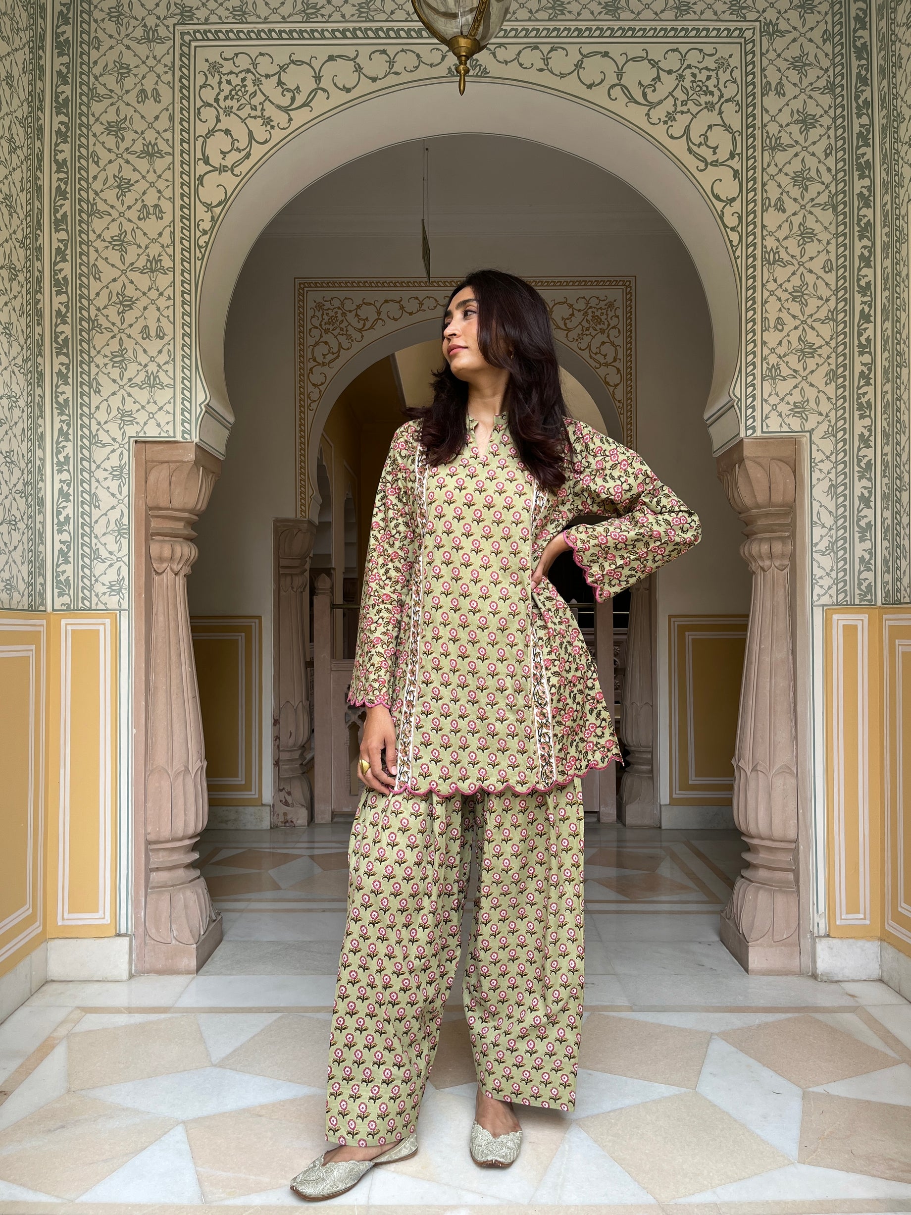 Naveli Farshi set