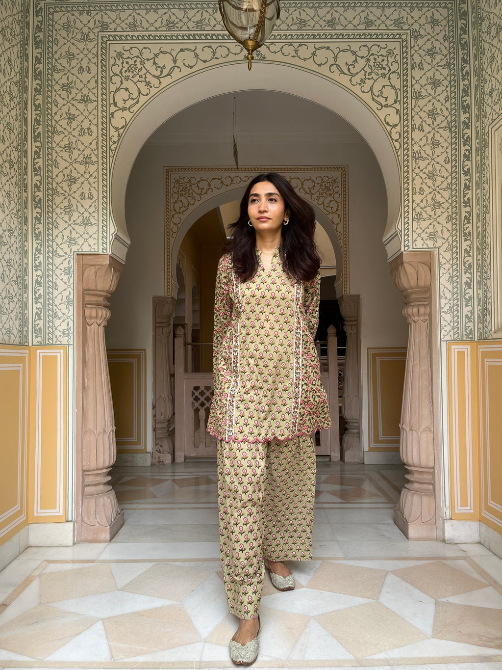 Naveli Farshi set
