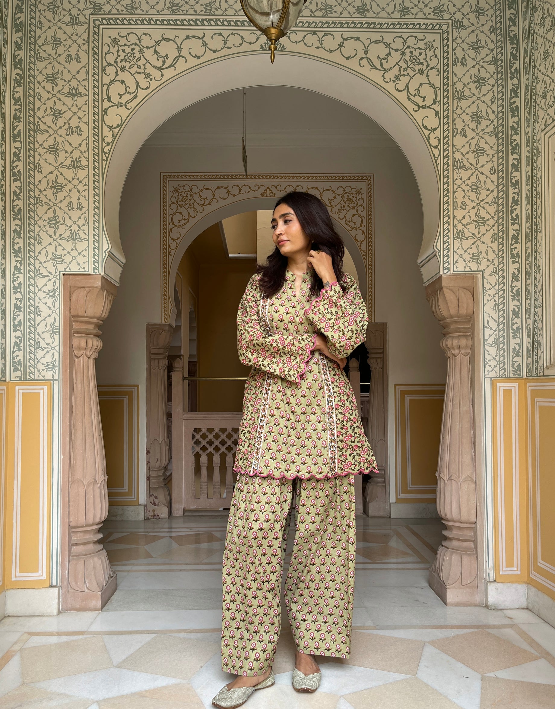 Naveli Farshi set