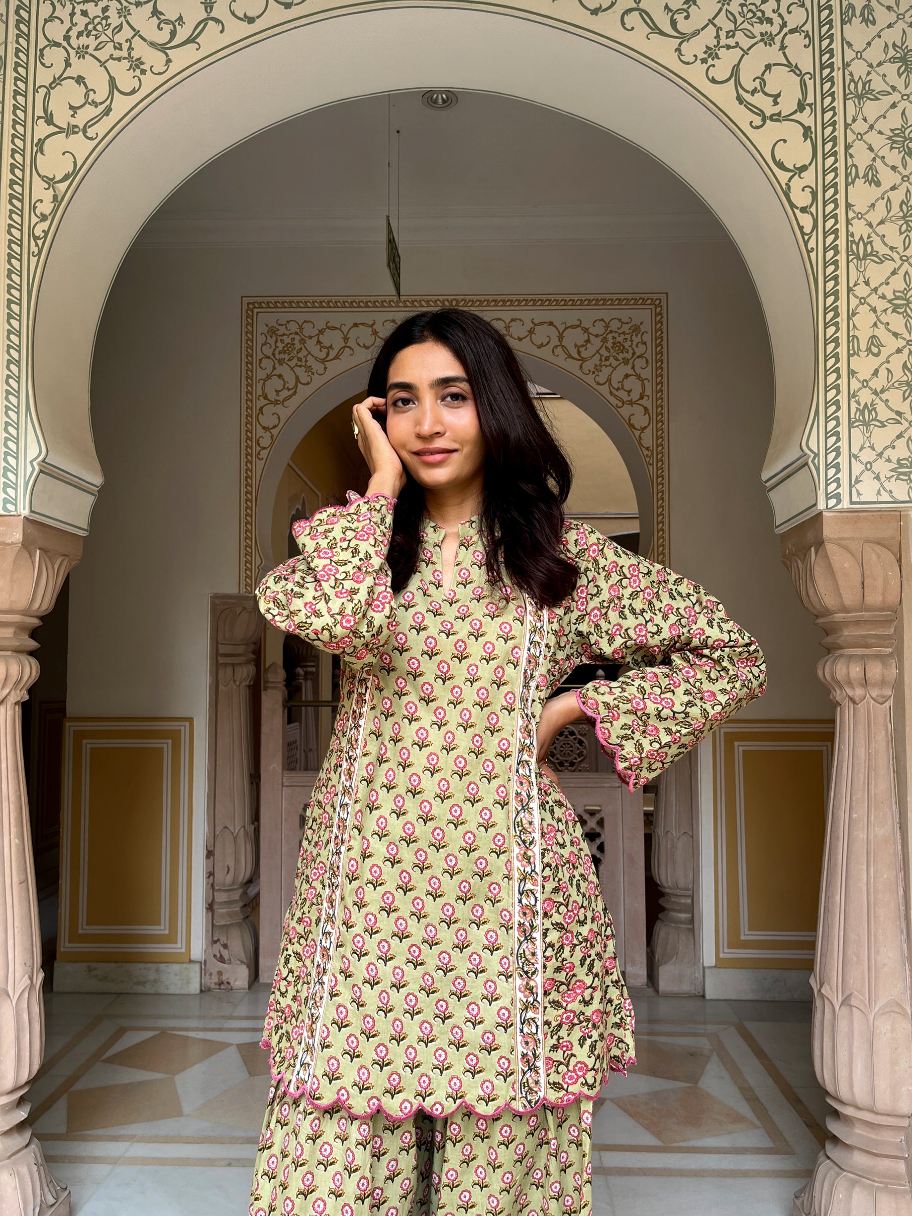 Naveli Farshi set